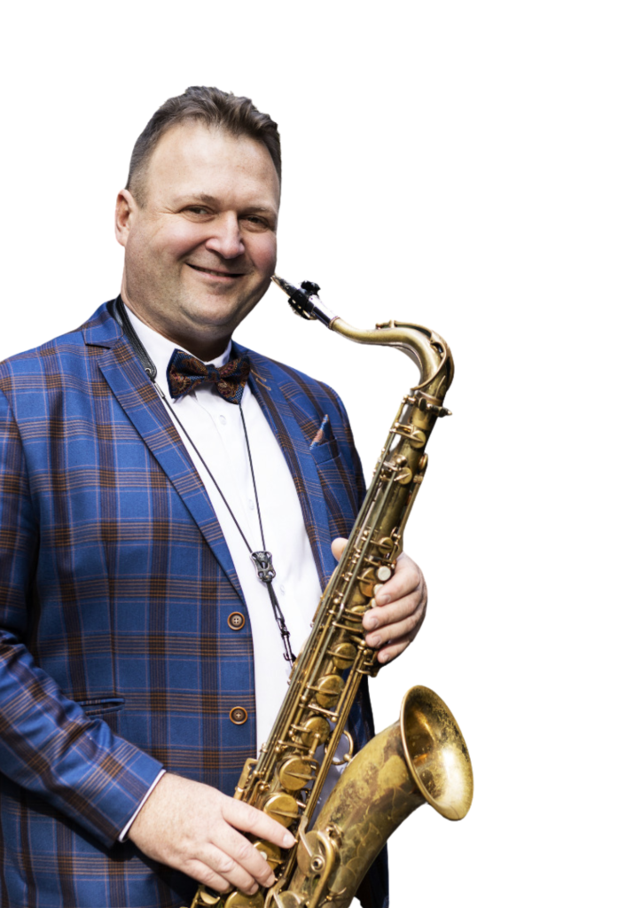 Michał Borowski z saksofonem w niebieskiej marynarce